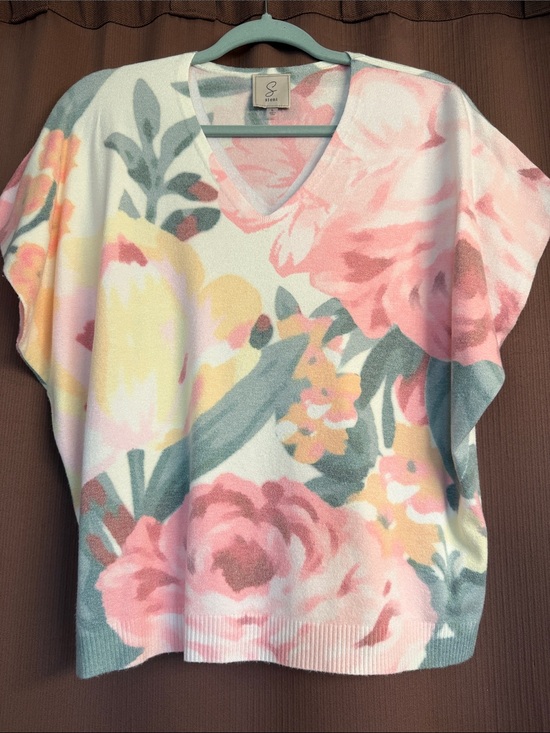 Sioni Sweaters - Sioni Floral V-Neck Sweater in Pink, Yellow, Green, Cream